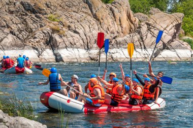 Köy Mihia, Mykolayiv region, Ukrayna - 2 Temmuz 2017: Rafting ve Kano. Aşırı aile ve şirket rekreasyon gibi sporcular için eğitim için popüler bir yer.