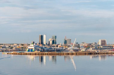 Tallin, Estonya - 24 Temmuz 2018: Tallinn. Finlandiya Körfezi şehir görünümü