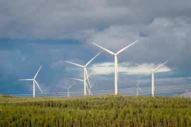 Rüzgar türbinleri, rüzgar kinetik enerji elektrik enerjisine - ekolojik dönüştürme yenilenebilir enerji kaynağı temiz. Yeşil Fin ormandaki yeşil enerji.