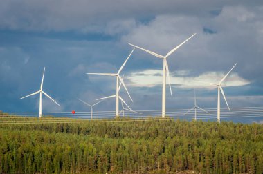 Rüzgar türbinleri, rüzgar kinetik enerji elektrik enerjisine - ekolojik dönüştürme yenilenebilir enerji kaynağı temiz. Yeşil Fin ormandaki yeşil enerji.