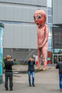 Helsinki, Finlandiya - 4 Eylül 2018: kötü kötü çocuk - Helsinki West bağlantı noktası bulunan bir sidik çocuk heykeli