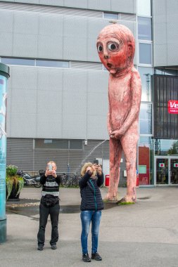 Helsinki, Finlandiya - 4 Eylül 2018: kötü kötü çocuk - Helsinki West bağlantı noktası bulunan bir sidik çocuk heykeli