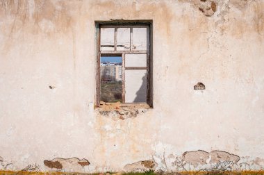 Çatı olmadan eski bir toprak evin kalıntıları. Pencereler ve kapılar yerinde duvarda delikler