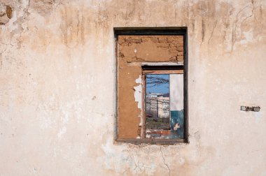 Çatı olmadan eski bir toprak evin kalıntıları. Pencereler ve kapılar yerinde duvarda delikler