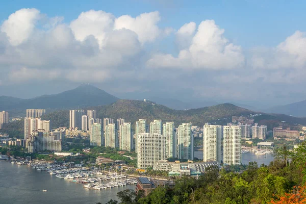 Sanya kentinin ilçelerinden birinin manzarası. Görünür gökdelenler ve kamu feribot terminali vardır. Hainan Island, Çin.