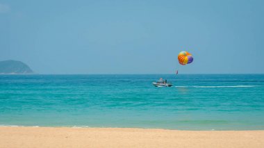 Parasailing, parascending, parakiting - rekreasyon bu büyüleyici aktif şeklidir. bir kişi bir tekne tarafından çekildi ve o su üzerinde bir paraşüt ile uçar nerede.