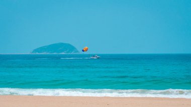 Parasailing, parascending, parakiting - rekreasyon bu büyüleyici aktif şeklidir. bir kişi bir tekne tarafından çekildi ve o su üzerinde bir paraşüt ile uçar nerede.