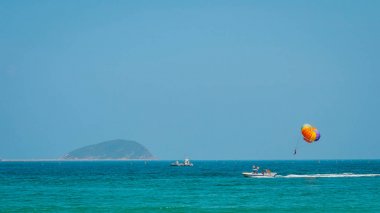 Parasailing, parascending, parakiting - rekreasyon bu büyüleyici aktif şeklidir. bir kişi bir tekne tarafından çekildi ve o su üzerinde bir paraşüt ile uçar nerede.