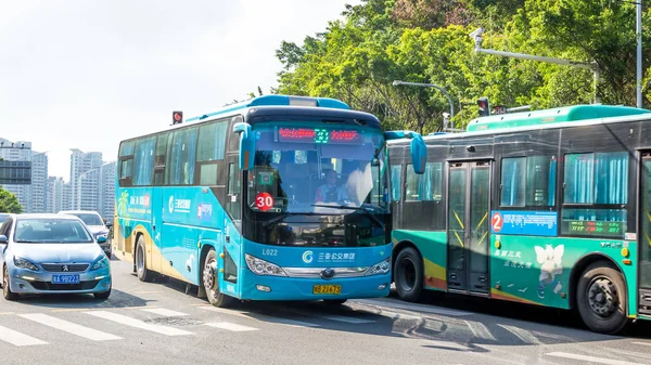Санья, остров Хайнань, Китай - 15 мая 2019 года: Дорожное движение. Много электромобилей. Гибридные автобусы. 90% мопедов электрические. С 2030 года на острове будет разрешен только электротранспорт . — стоковое фото