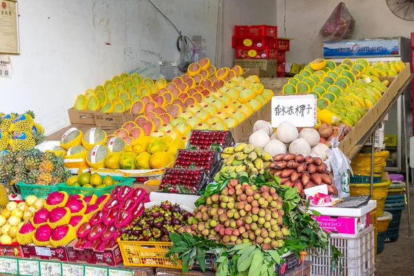 Sanya, Hainan, Čína-18. květen 2019: typický asijský trh s ovocem. Čerstvé tropické ovoce je v tržním okně. Zdravé organické potraviny. — Stock fotografie