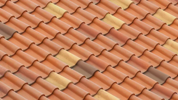 Het dak is bedekt met rode tegels. Achtergrond. — Stockfoto