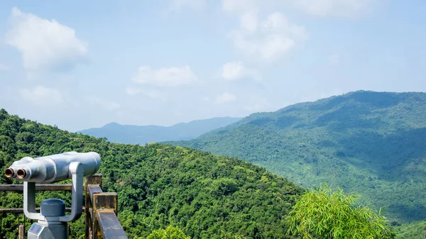 Las montañas están cubiertas de bosques tropicales intransitables, selvas. Zona de Turismo Cultural Hainan island, Yalong Bay Tropical Paradise Forest Park Yanoda. Vista desde la plataforma de observación . —  Fotos de Stock