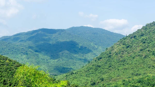 A China. As montanhas estão cobertas por florestas tropicais intransitáveis, selvas. Zona de Turismo Cultural Ilha de Hainan, Yalong Bay Parque Florestal Tropical Paradise Yanoda . — Fotografia de Stock