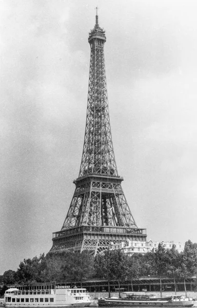 Paris, altes Schwarz-Weiß-Foto, August 1994. Eiffelturm. — Stockfoto