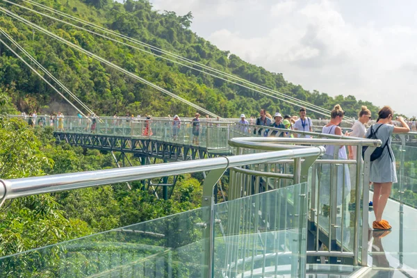 Hainan, China - 17 de maio de 2019: Blur. Convés de observação em forma de ponte de vidro. Forest Park Yanoda - as montanhas estão cobertas com selvas tropicais . — Fotografia de Stock