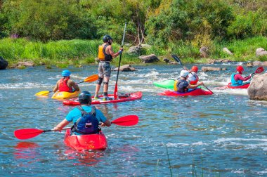 Myhiya, Ukrayna - 17 Ağustos 2019: Whitewater'da antrenman sırasında kayakçılar. Şişme kürek kurulu Sup ayağa adam.