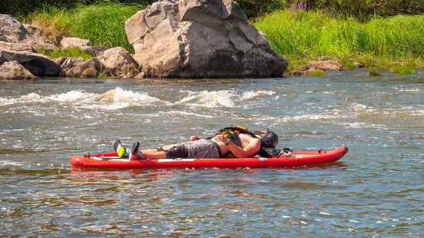Myhiya, Ukrayna - 17 Ağustos 2019: Whitewater'da antrenman sırasında kayakçılar. Şişme kürek kurulu Sup ayağa adam.
