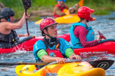 Myhiya, Ukrayna - 17 Ağustos 2019: Playboating. Genç serbest kayakçılardan oluşan bir şirket. Whitewater üzerinde bir egzersiz sırasında kısa bir mola.