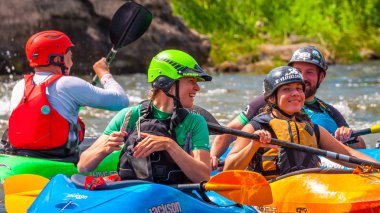 Myhiya, Ukrayna - 17 Ağustos 2019: Playboating. Genç serbest kayakçılardan oluşan bir şirket. Whitewater üzerinde bir egzersiz sırasında kısa bir mola.