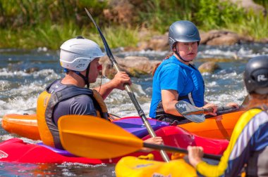 Myhiya, Ukrayna - 17 Ağustos 2019: Playboating. Genç serbest kayakçılardan oluşan bir şirket. Whitewater üzerinde bir egzersiz sırasında kısa bir mola.