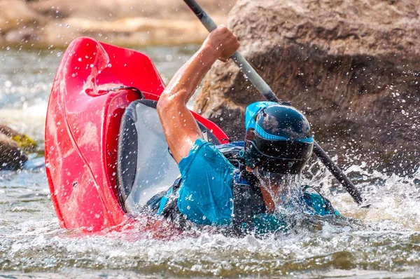 La navigation de plaisance. Un homme assis dans un kayak avec des rames à la main effectue des exercices sur l'eau. Kayak freestyle en eau vive. Rouleau esquimau . — Photo