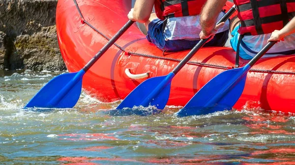 Rafting. Vue rapprochée des rames avec des éclaboussures d'eau. Les rameurs font un effort pour surmonter la rivière turbulente. Le concept de travail d'équipe, mode de vie sain . — Photo