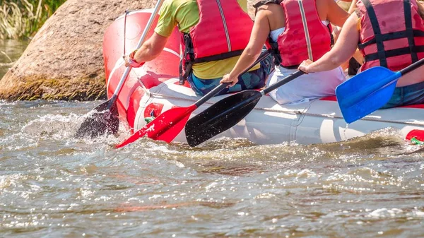 Rafting gezisi. Su sıçramaları ile kürek yakından görünümü. Kürekçiler çalkantılı nehrin üstesinden gelmek için çaba gösterirler. Takım çalışması kavramı, sağlıklı yaşam tarzı.