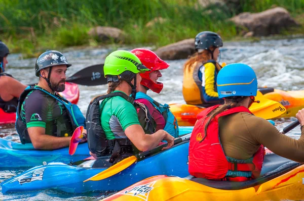 Myhiya, Ukrayna - 17 Ağustos 2019: Playboating. Genç serbest kayakçılardan oluşan bir şirket. Whitewater üzerinde bir egzersiz sırasında kısa bir mola.
