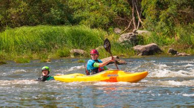 Myhiya, Ukrayna - 17 Ağustos 2019: Playboating. Whitewater üzerinde serbest kayak. Eğitim sırasında, kız suya kano düştü, bir arkadaşı onu kurtarır. Durum kontrol altında..