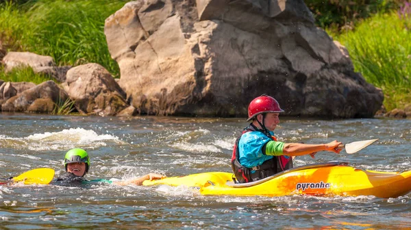 Myhiya, Ukraine - 17 août 2019 : Playboating. Kayak freestyle en eau vive. Pendant l'entraînement, la jeune fille est tombée de son kayak dans l'eau, un ami la sauve. La situation est sous contrôle . — Photo