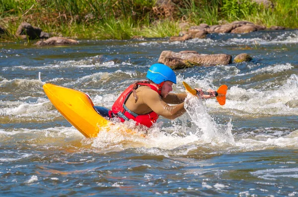 Myhiya, Ucrânia - 17 de agosto de 2019: Playboating. Um homem sentado em um caiaque com remos em suas mãos realiza exercícios na água. Caiaque estilo livre na água branca. Rolo esquimó . — Fotografia de Stock