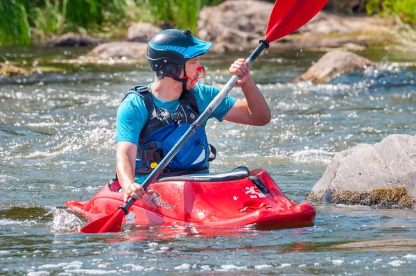 Myhiya, Ucrânia - 17 de agosto de 2019: Playboating. Um homem sentado em um caiaque com remos em suas mãos realiza exercícios na água. Caiaque estilo livre na água branca . — Fotografia de Stock