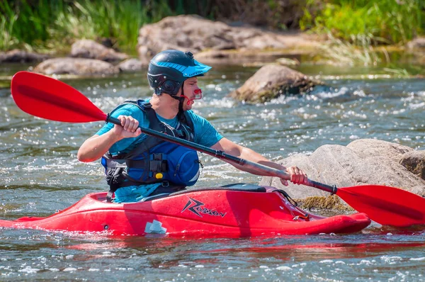 Myhiya, Ucrânia - 17 de agosto de 2019: Playboating. Um homem sentado em um caiaque com remos em suas mãos realiza exercícios na água. Caiaque estilo livre na água branca . — Fotografia de Stock