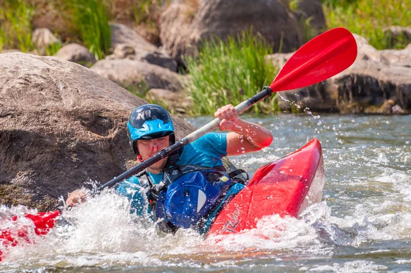 Myhiya, Ucrânia - 17 de agosto de 2019: Playboating. Um homem sentado em um caiaque com remos em suas mãos realiza exercícios na água. Caiaque estilo livre na água branca. Rolo esquimó . — Fotografia de Stock