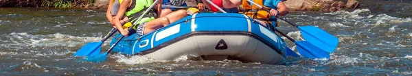 Výlet na raftu. Zavřete pohled na vesla s vodou. Rowers se snaží zdolat bouřlivé řeky. Koncept týmové práce, zdravého životního stylu. — Stock fotografie