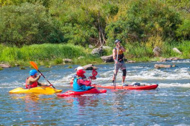 Myhiya, Ukrayna - 17 Ağustos 2019: Whitewater ve şişme stand up paddle board Sup üzerinde adam eğitim sırasında Sporcular kayakçılar.