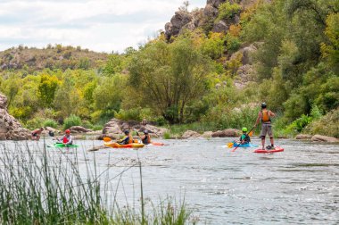 Myhiya, Ukrayna - 17 Ağustos 2019: Whitewater ve şişme stand up paddle board Sup üzerinde adam eğitim sırasında Sporcular kayakçılar.