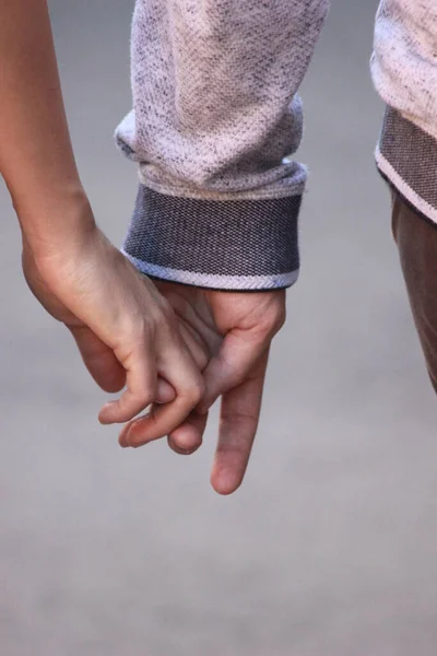 愛の手を握っている二人の若者の写真を閉じる — ストック写真