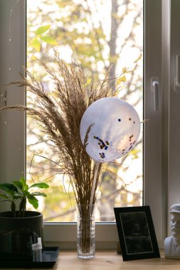 Sonbahar penceresi görünümü, alan camı pencerede