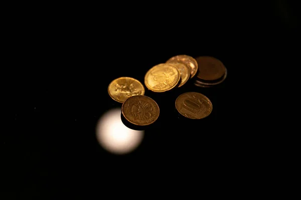 Algumas Moedas Superfície Preta Moedas Estão Luz — Fotografia de Stock