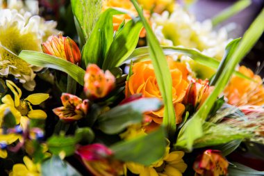 Çiçekler, bir buket hediye.