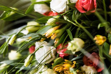 Çiçekler, hediye olarak bir buket gül.