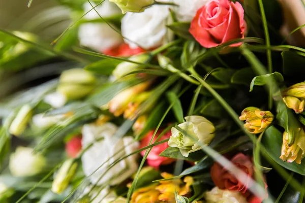 Bir buket gül hediye olarak.