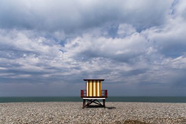 Issız sahildeki kurtarma kulesi.