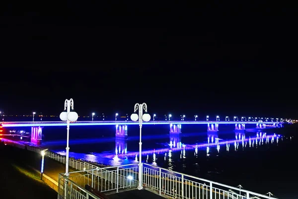 Gece Köprüsünün Arka Planında Fenerler — Stok fotoğraf