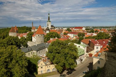 Tallinn, Estonya - noktası Kohtuotsa, The Old Town, St Olaf's Kilisesi, Baltık Denizi ve cruise feribot Toompea hill ile ilgilenen görünümünden