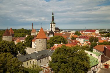 Tallinn, Estonya - noktası Kohtuotsa, The Old Town, St Olaf's Kilisesi, Baltık Denizi ve cruise feribot Toompea hill ile ilgilenen görünümünden