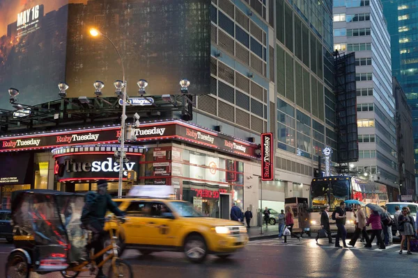 Mistige Manhattan Nacht Verkeer Buurt Van Times Square New York — Stockfoto