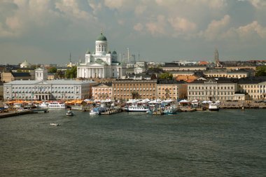 Helsinki, Finlandiya - feribot liman, Hietalahti Market Square ve Helsinki Katedrali görünümden. Helsinki, Finlandiya, 21 Temmuz 2018.