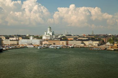 Helsinki, Finlandiya - feribot liman, Hietalahti Market Square ve Helsinki Katedrali görünümden. Helsinki, Finlandiya, 21 Temmuz 2018.